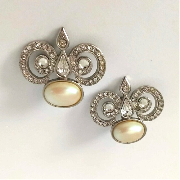 🎈Givenchy Richelieu VINTAGE Faux Pearl Earrings - Picture 1 of 5